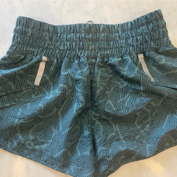 NWOT Dolphin-Hem Forest Green Athletic Shorts Size Medium - Picture 3 of 3